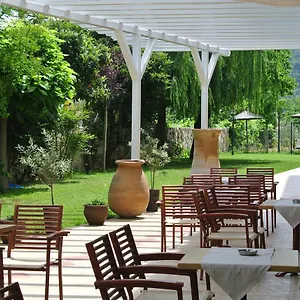 Ξενοδοχείο με διαμερίσματα μηλιές, Σταυρός